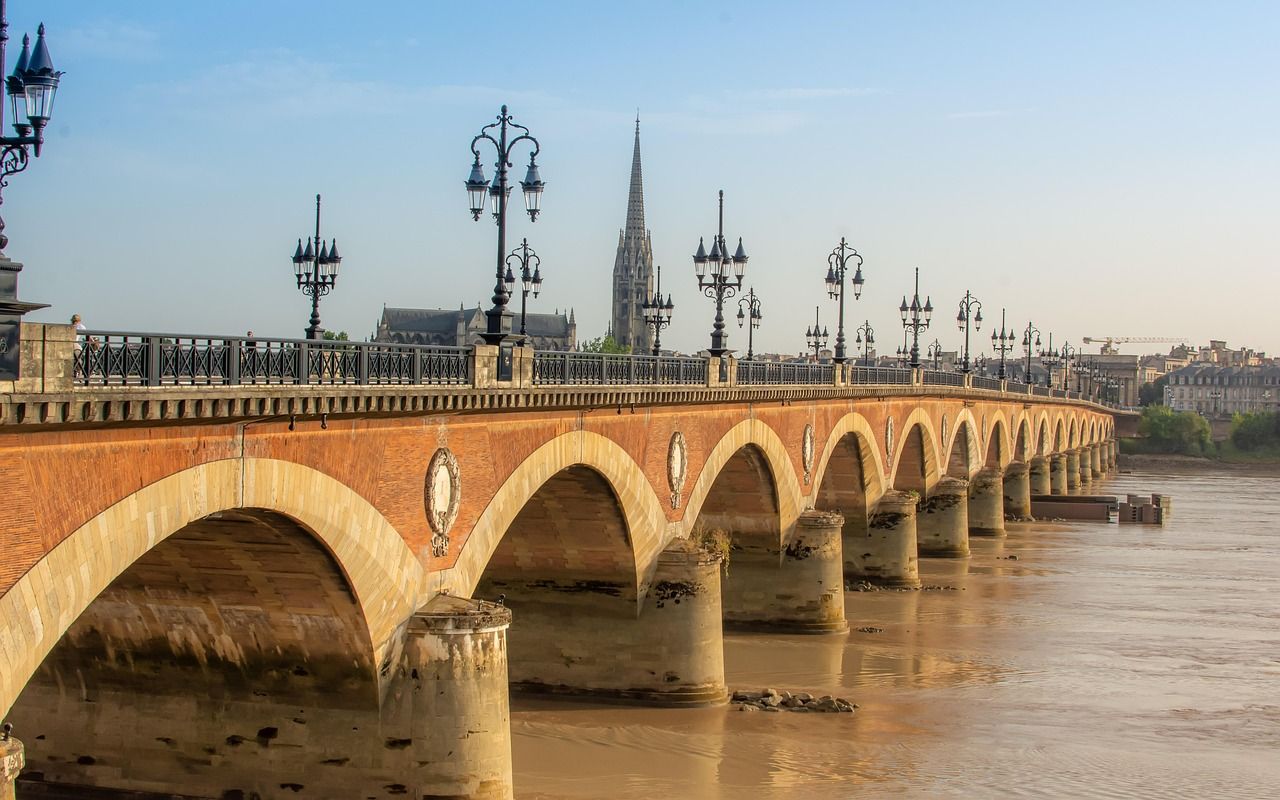 Pont, Pont De Pierre, Fleuve