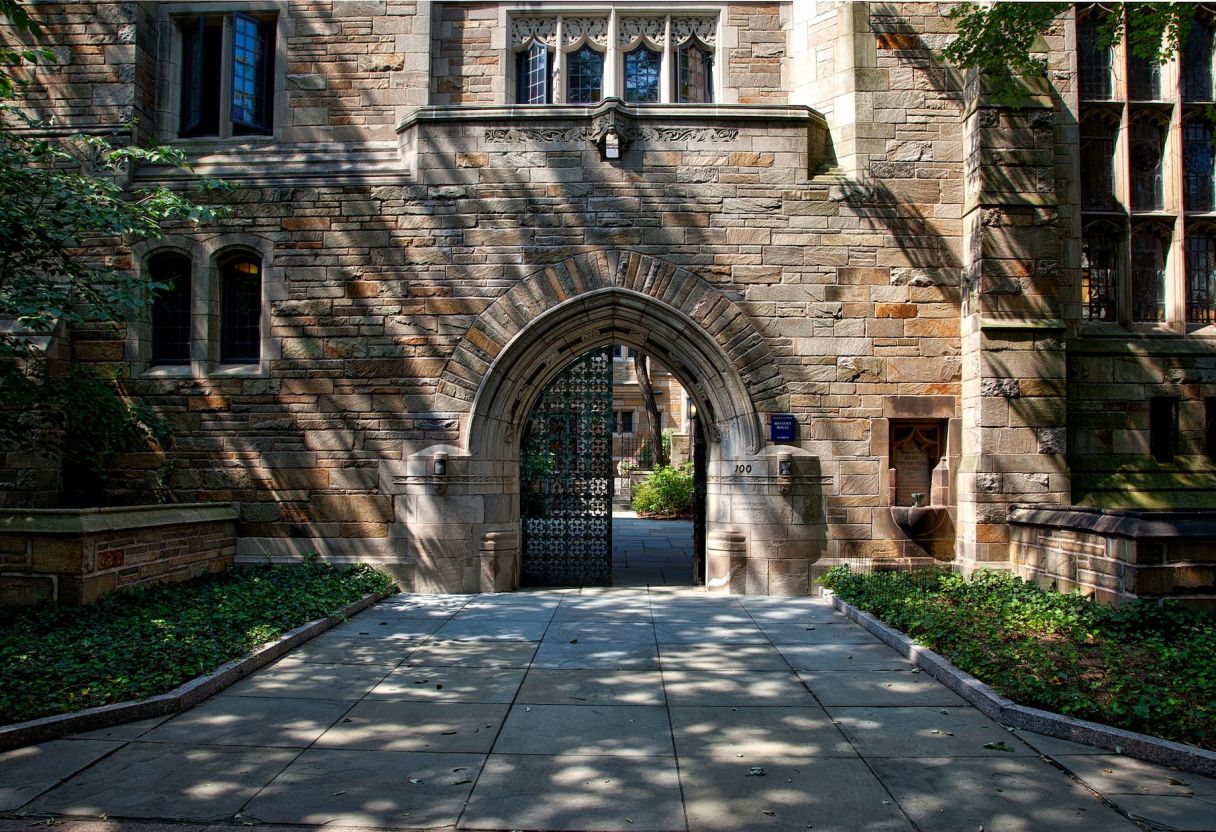 La bibliothèque de l'université au soleil couchant